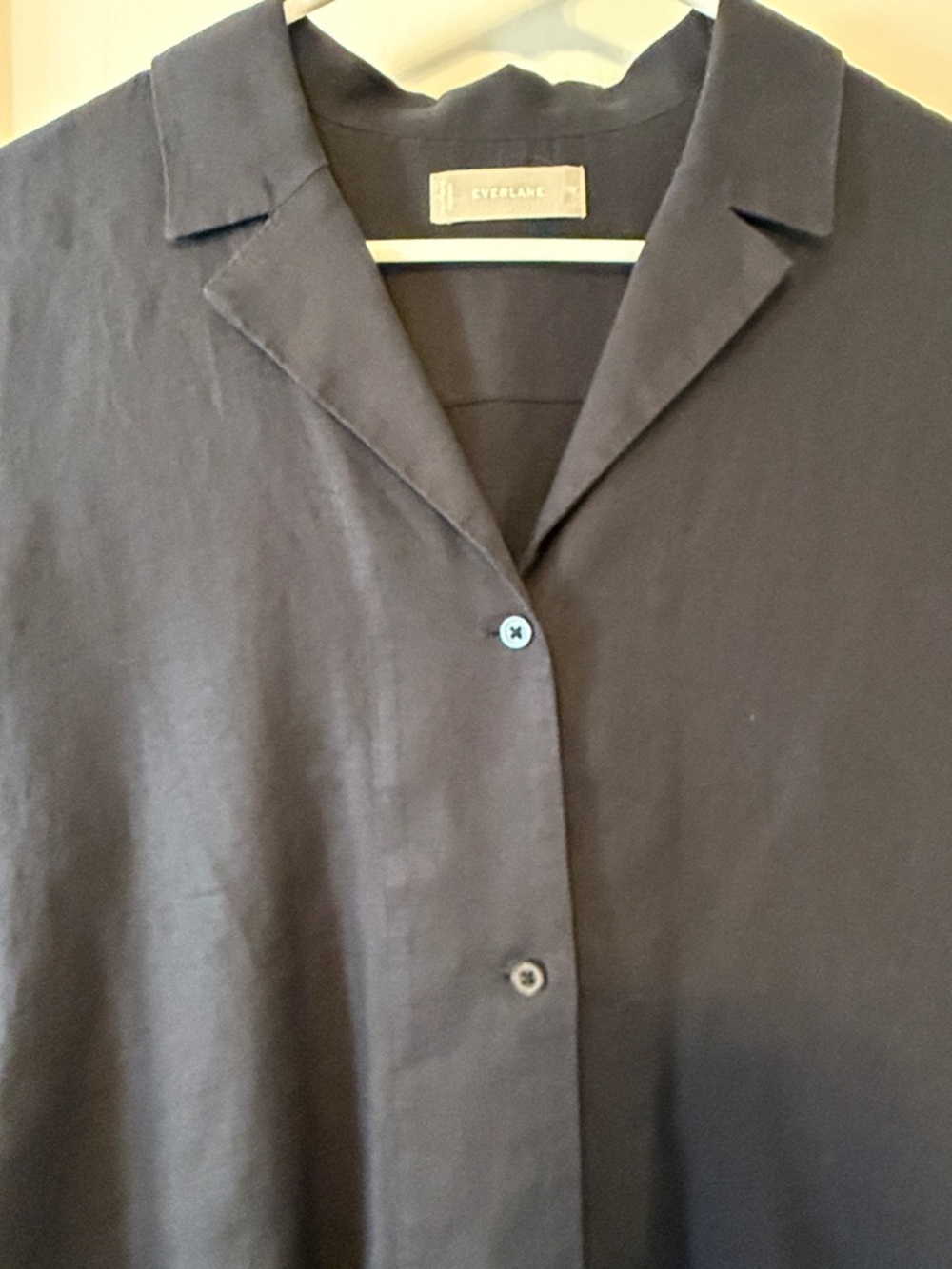 Everlane Short-Sleeve Button-Down Top in Charcoal - Picture 3 of 5